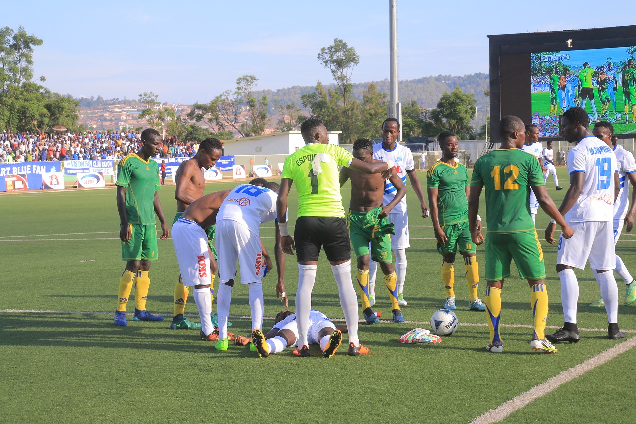 Abakinnyi ku bushobozi bwabo bagerageje gukora ubutabazi kuri mugenzi wabo