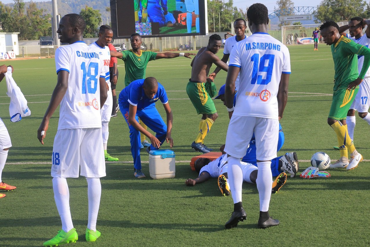 Abakinnyi bandi bari bagize ubwoba, bamwe bakuramo imipira ngo bamuhungize abone umwuka