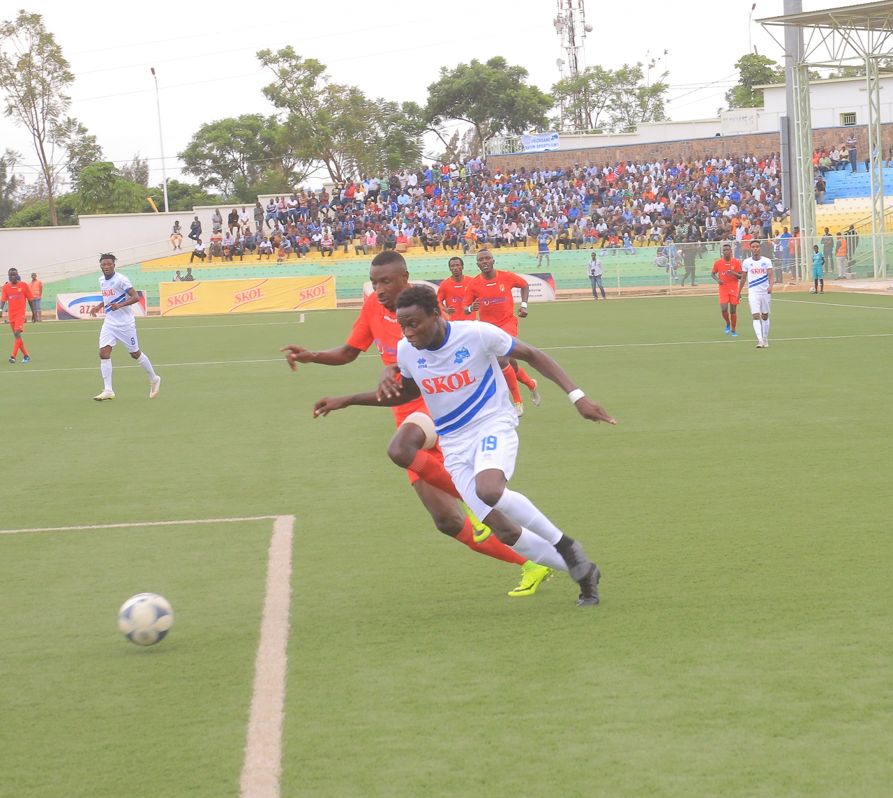 Michael Sarpong yinjirana umupira mu rubuga rw'amahina