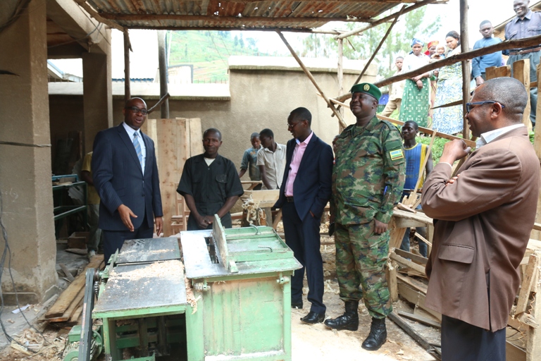 Basuye agakiriro ka Rulindo gakorerwamo ububaji bareba ibikorwa abagakoreramo bamaze kwigezaho