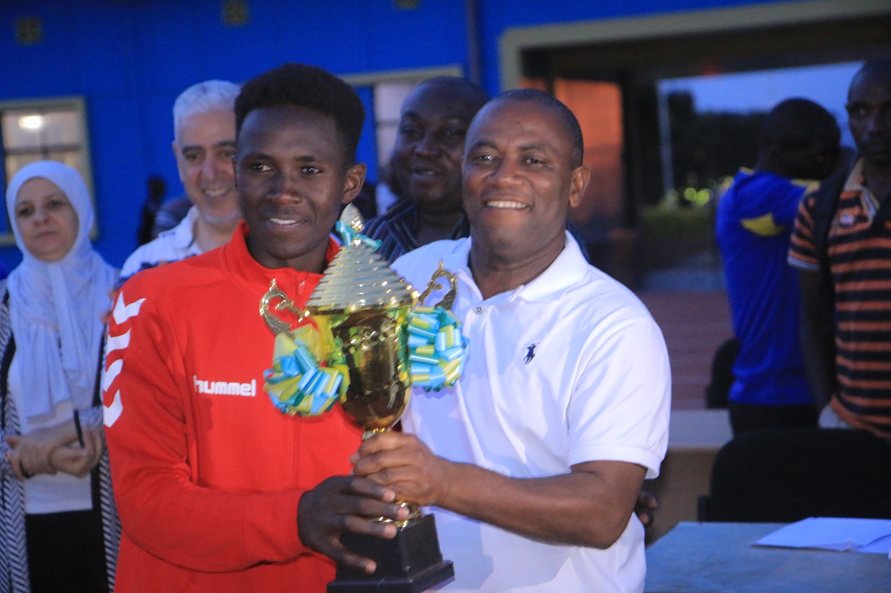 Ikipe ya Gorillas Handball Club ishyikirizwa igikombe n