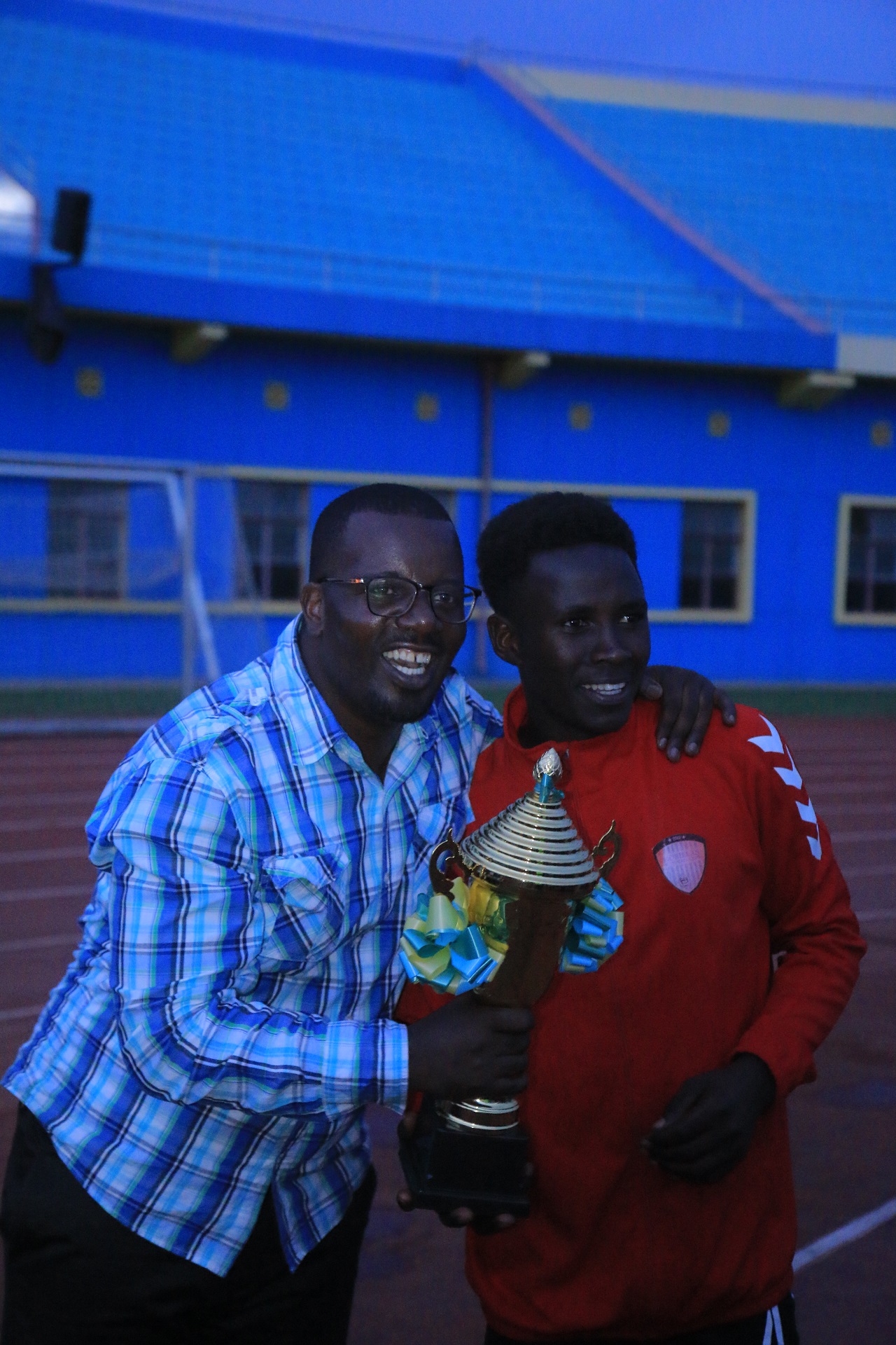 Umuyobozi wa Gorillas Handball Club Twahirwa Alfred yishimira igikombe begukanye