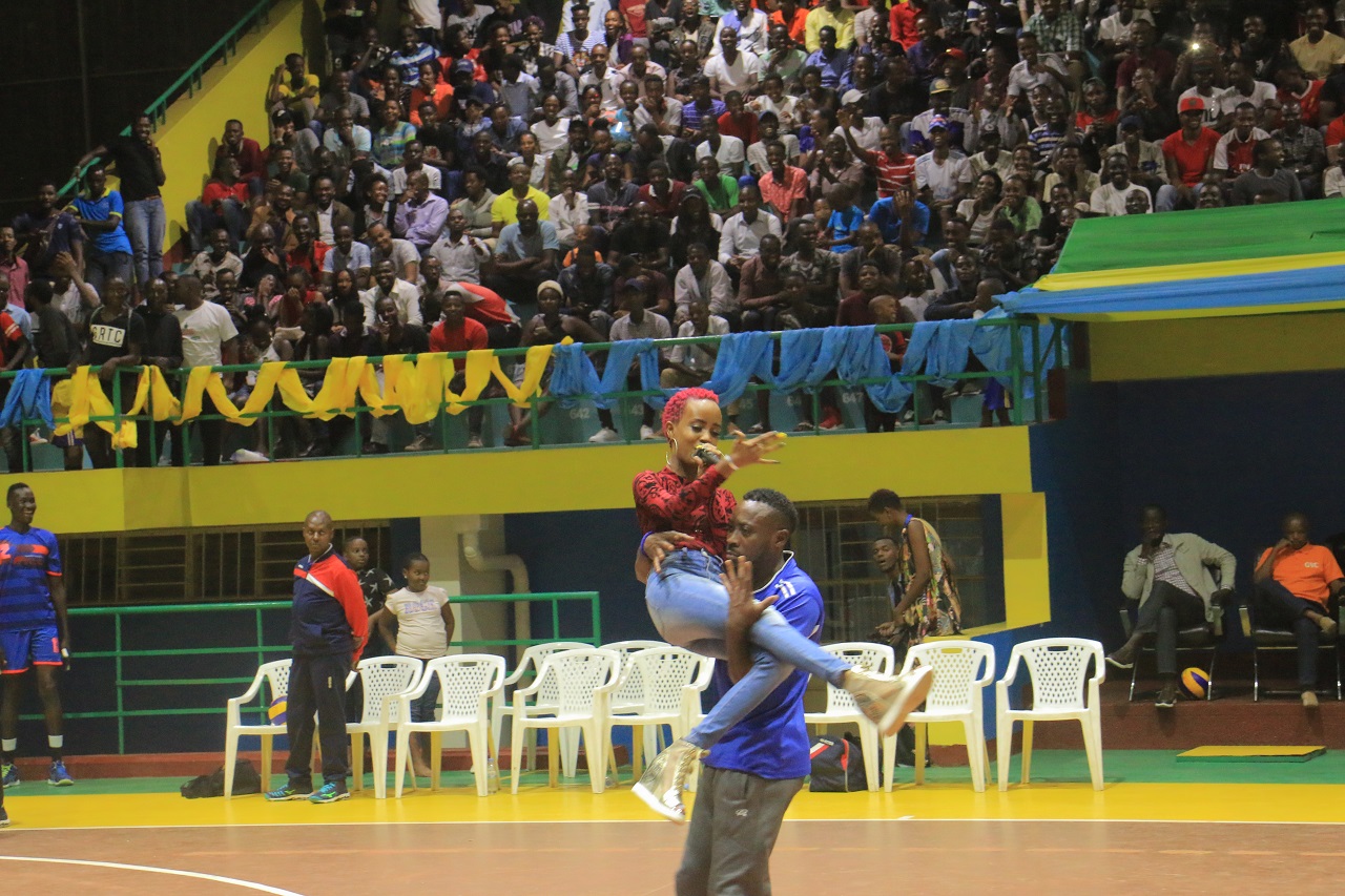 Umufana Rwarutabura ashyira mu birere umwe mu bahanzi basusurutsaga ibi birori