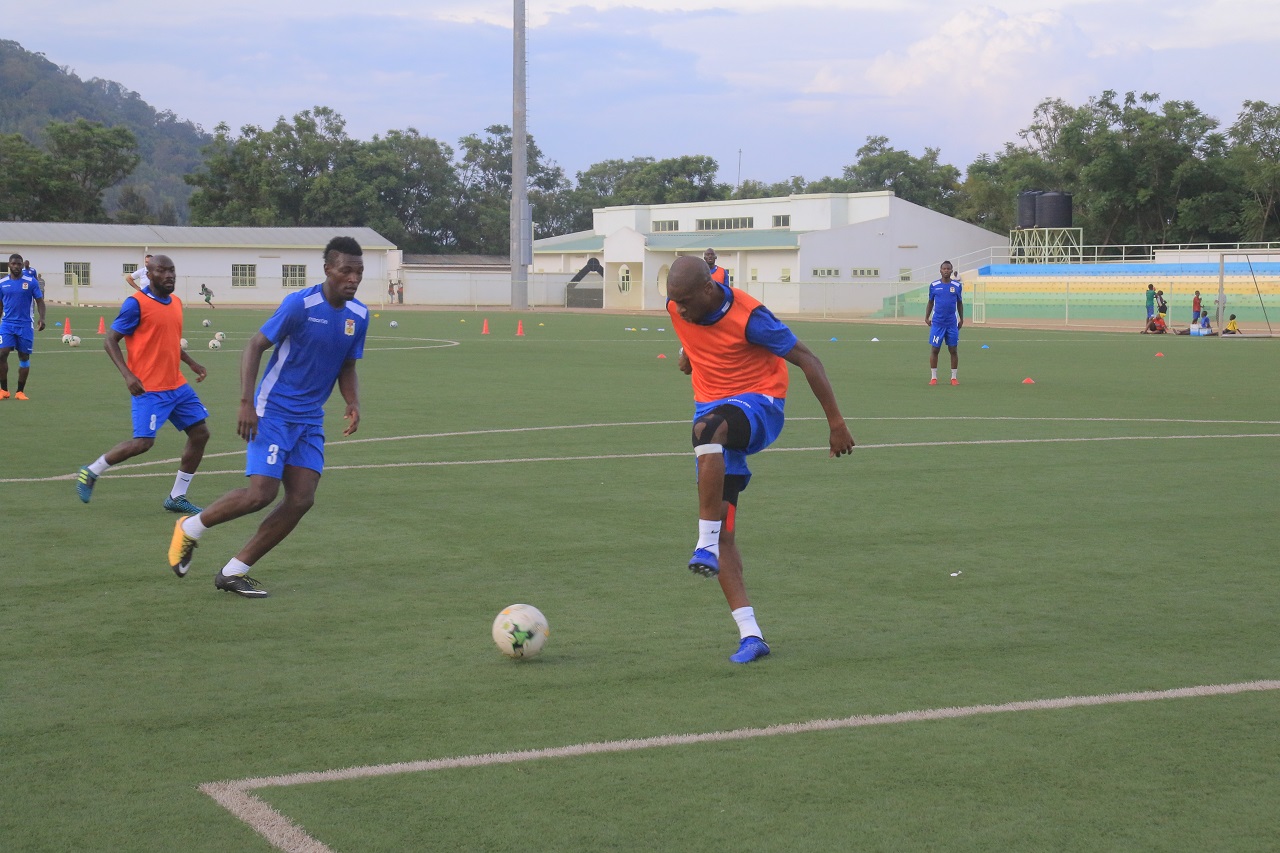 Geoffrey KONDOGBIA bivugwa ko yaje afite imvune yatumaga akina hari aho ahambiriye