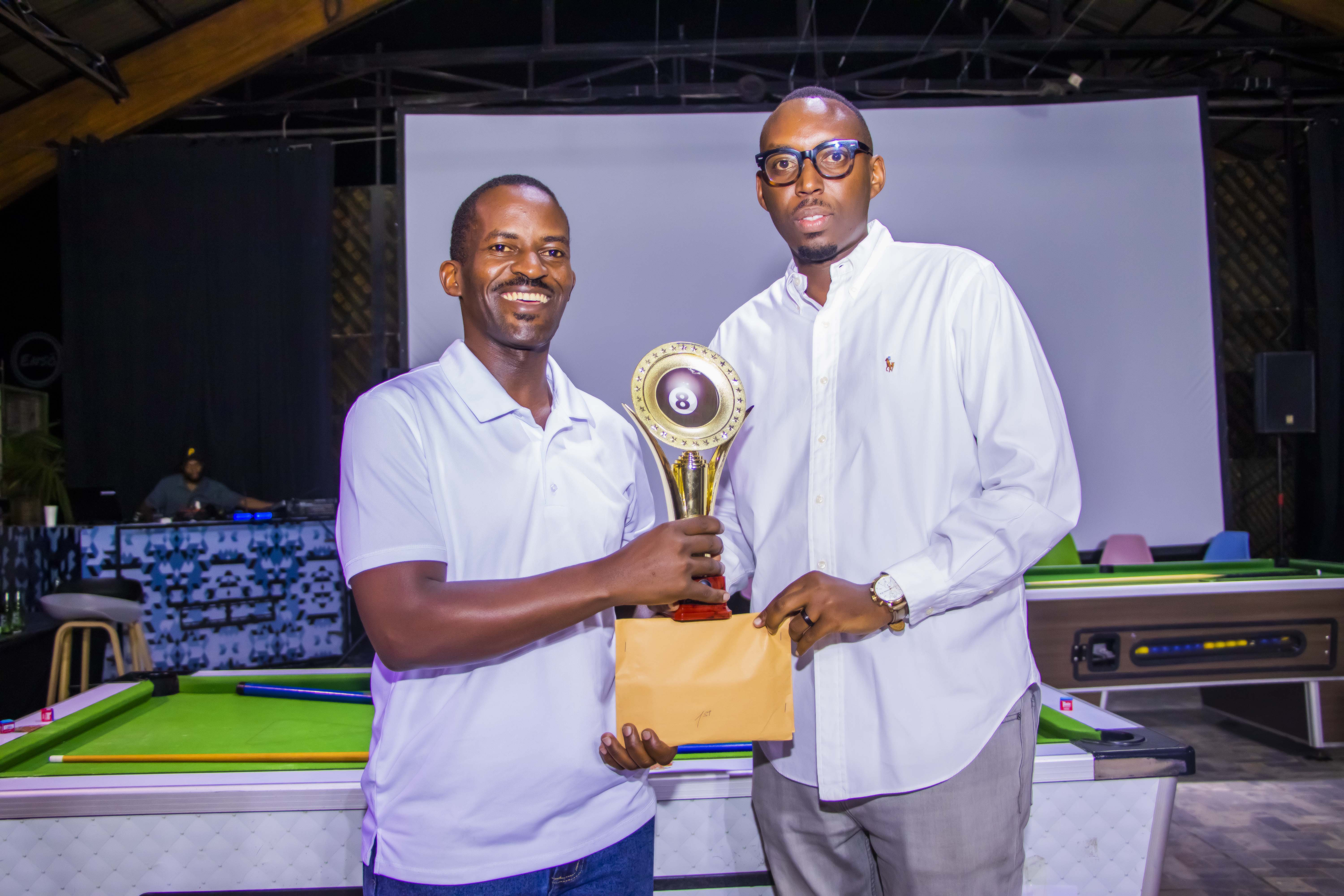 Shema Jean Claude (Iburyo) uyobora abakina biyari mu Rwanda atanga igikombe 