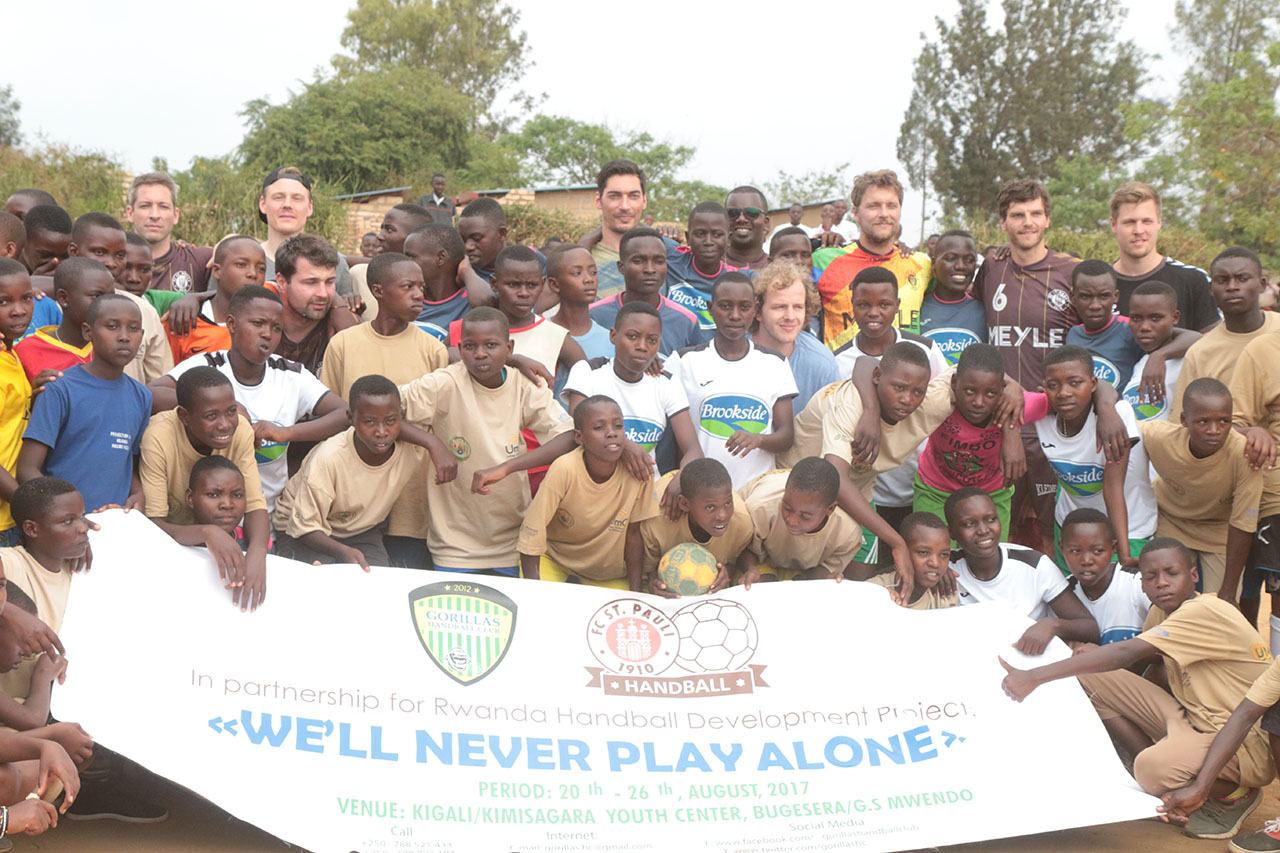 Abana b'i Mwendo bafashe ifoto y'urwibutso hamwe na Gorillas Hc ndetse Fc St Pauli