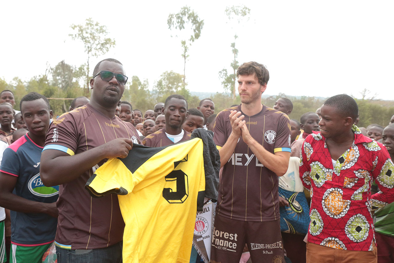 Gorillas Hc yageneye iki kigo inkunga y'ibikoresho birimo n'imyenda yo gukinana