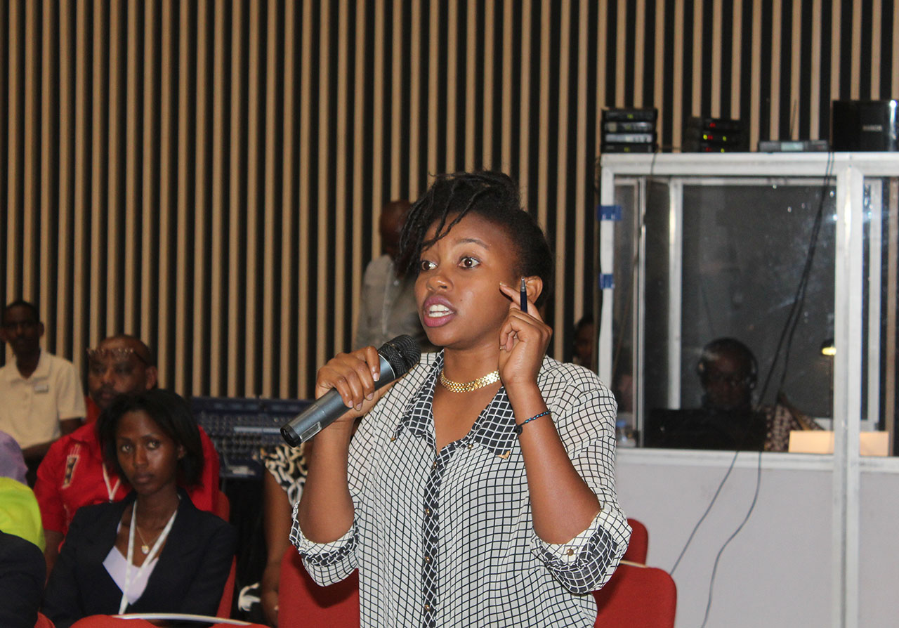 Abitabiriye iyi nama bahawe umwanya wo gutanga ibitekerezo no kubaza ibibazo, uyu ni umwe mu bayobozi b'ishyirahamwe rya Cricket mu Rwanda