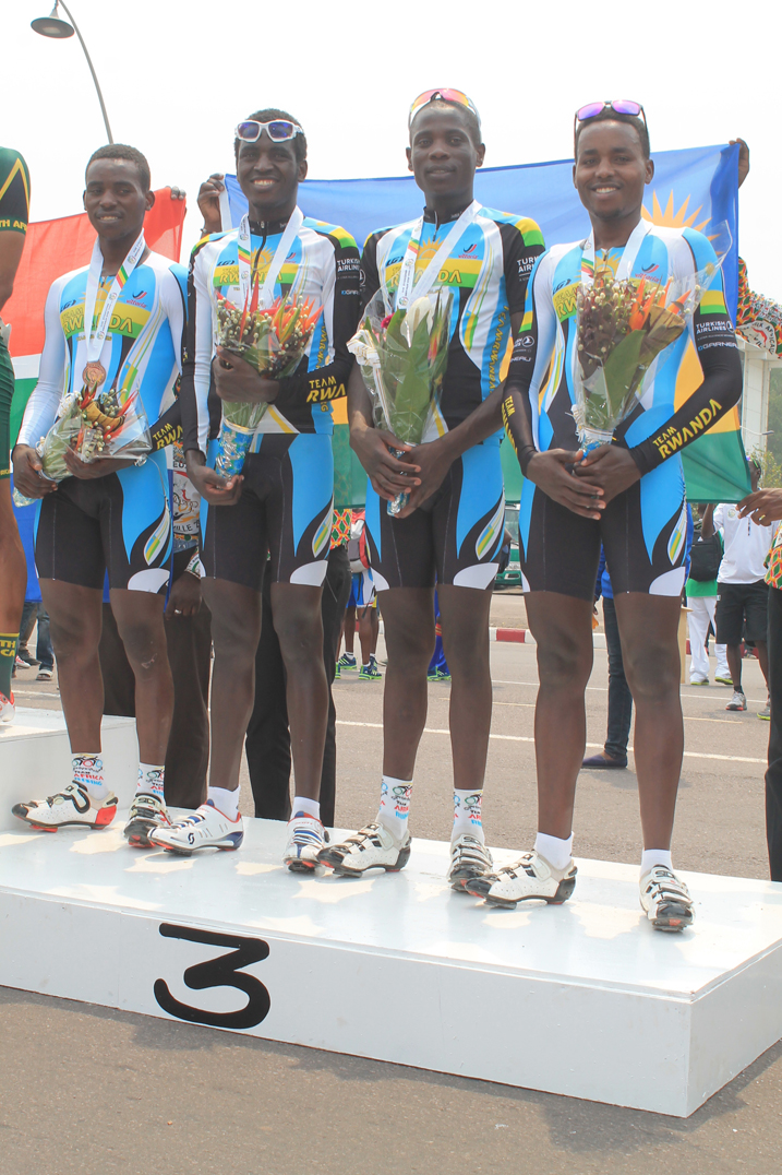 Team Rwanda kuri podium nyuma yo kwegukana umwanya wa 3 mu gusiganwa n
