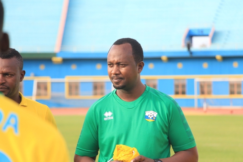 Umutoza Mashami Vincent nyuma y'imyitozo aganira n'abakinnyi