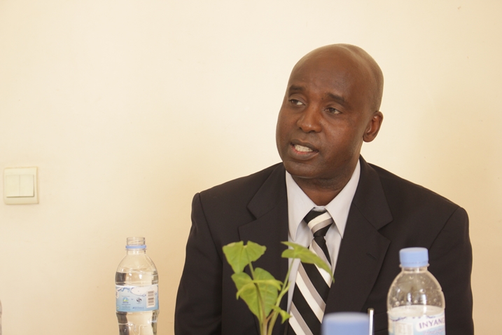 Peter Gitau, afite impamyabushobozi ya PHD akaba n'umuyobozi wungirije uhagarariye ibikorwa bireba abanyeshuri.