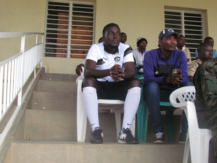 Rugwiro Herve yarishyuhije hamwe n'abandi ariko nyuma ajya kwiyicarira mu bafana