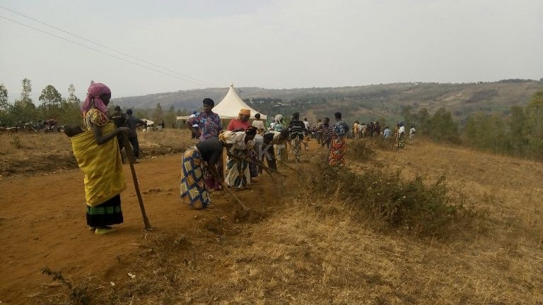 Bamwe mu bagore bari guharura ku nkengero z'umuhanda.