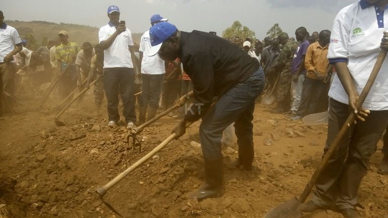 Minisitiri w'Intebe Anastase Murekezi nawe yifatanyije n'abaturage mu gukora umuganda.