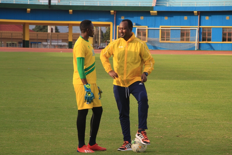 Umutoza Mashami Vincent aganira na Ndayishimiye Eric Bakame