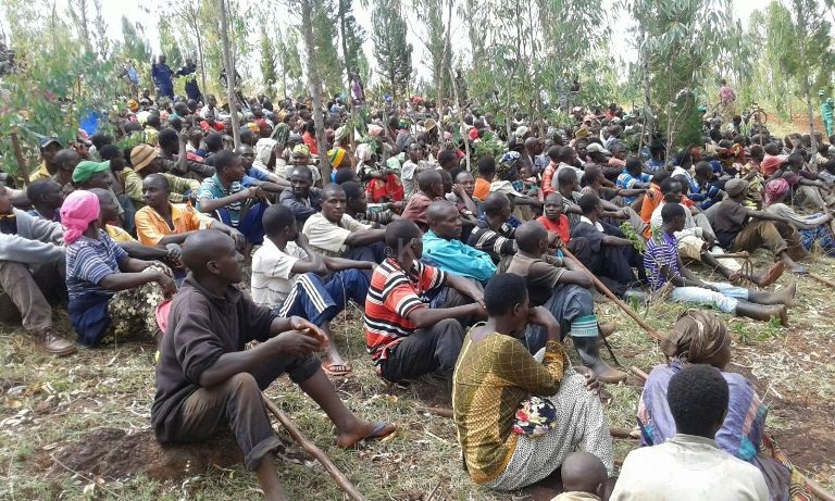 Nyuma y'umuganda bagiranye ibiganiro na Senateri Mushizimana Appolinaire wari waje kwifatanya nabo mu muganda.