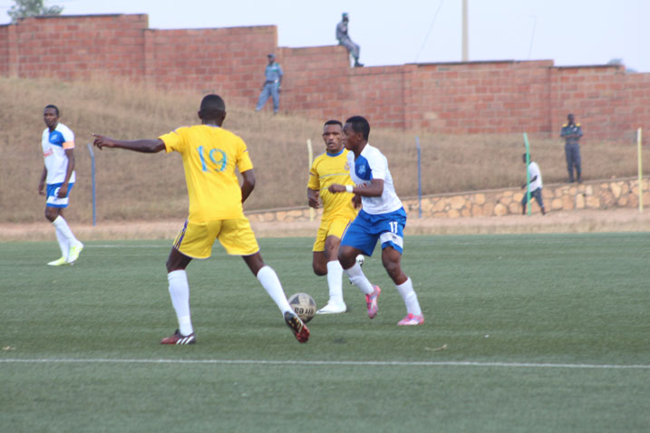 Muhire Kevin ahanganye n'abakinnyi ba Muhanga barimo Bokota Labama