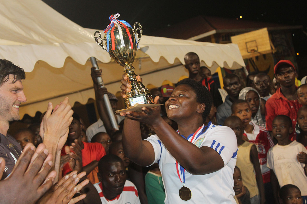 Gorillas Hc yegukanye igikombe mu bakobwa, aha kapiteni wayo yari maze kugishyikirizwa