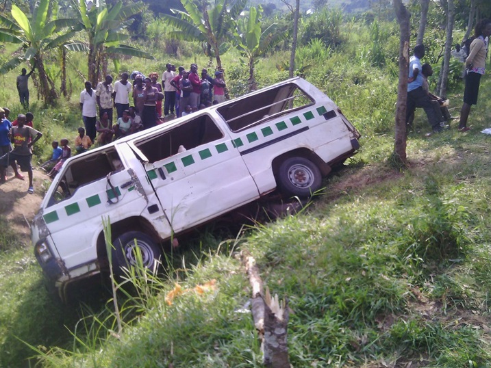 Iyi modoka yagwiriye uruhande imaze gutoboka ipine ariko nta wahasize ubuzima.