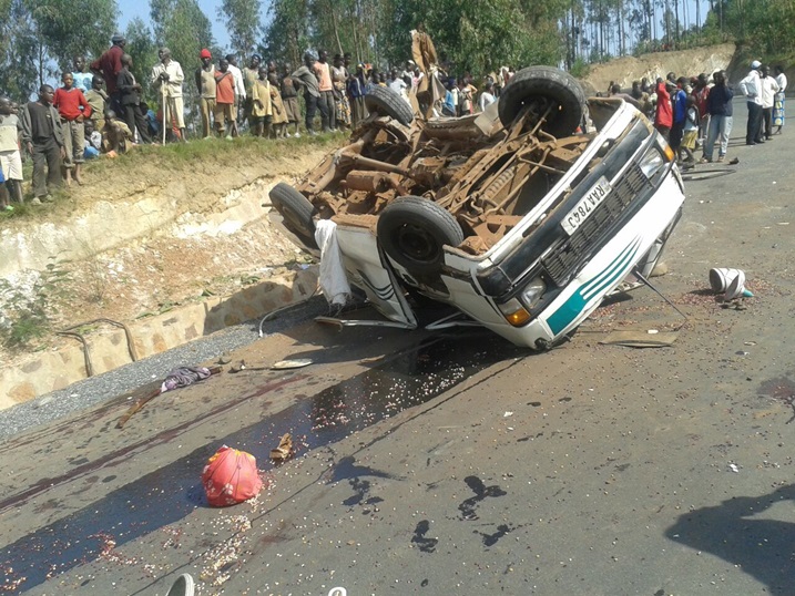 Biravugwa ko abari muri iyi modoka bari bagiye mu bukwe.