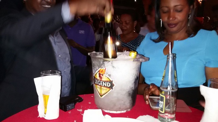 Abantu bari bizihiwe n'ikinyobwa gishya mu byo Bralirwa isanzwe ikora.