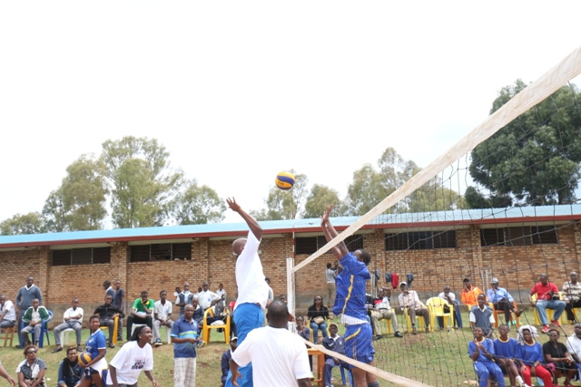 Abatojwe na Rutsindura (bambaye umweru) nabo bakinnye mu rwego rwo kumwibuka, aha bakinaga n'iyitwa Tout Age