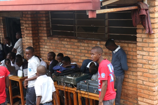 Abanyeshuli b'iki kigo batunganya ibyuma ngo amajwi agere ku bantu ayunguruye