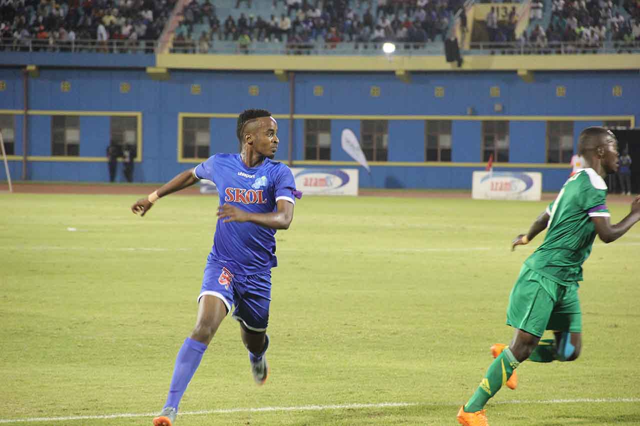 Yannick Mukunzi wa Rayon Sports wagerageje gukina neza mu kibuga hagati