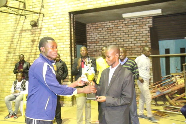 Umuyobozi wa Petit Seminaire ashyikiriza Kapiteni w'Indatwa igikombe