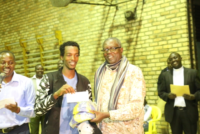 Usibye ibikombe hanatanzwe imipira yo gukina