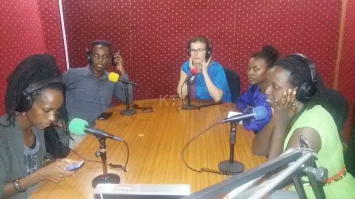 Ikipe ifasha Stromae gutegura iki gitaramo yari yatumiwe muri Studio ya KT Radio, Radiyo ya Kigali Today.