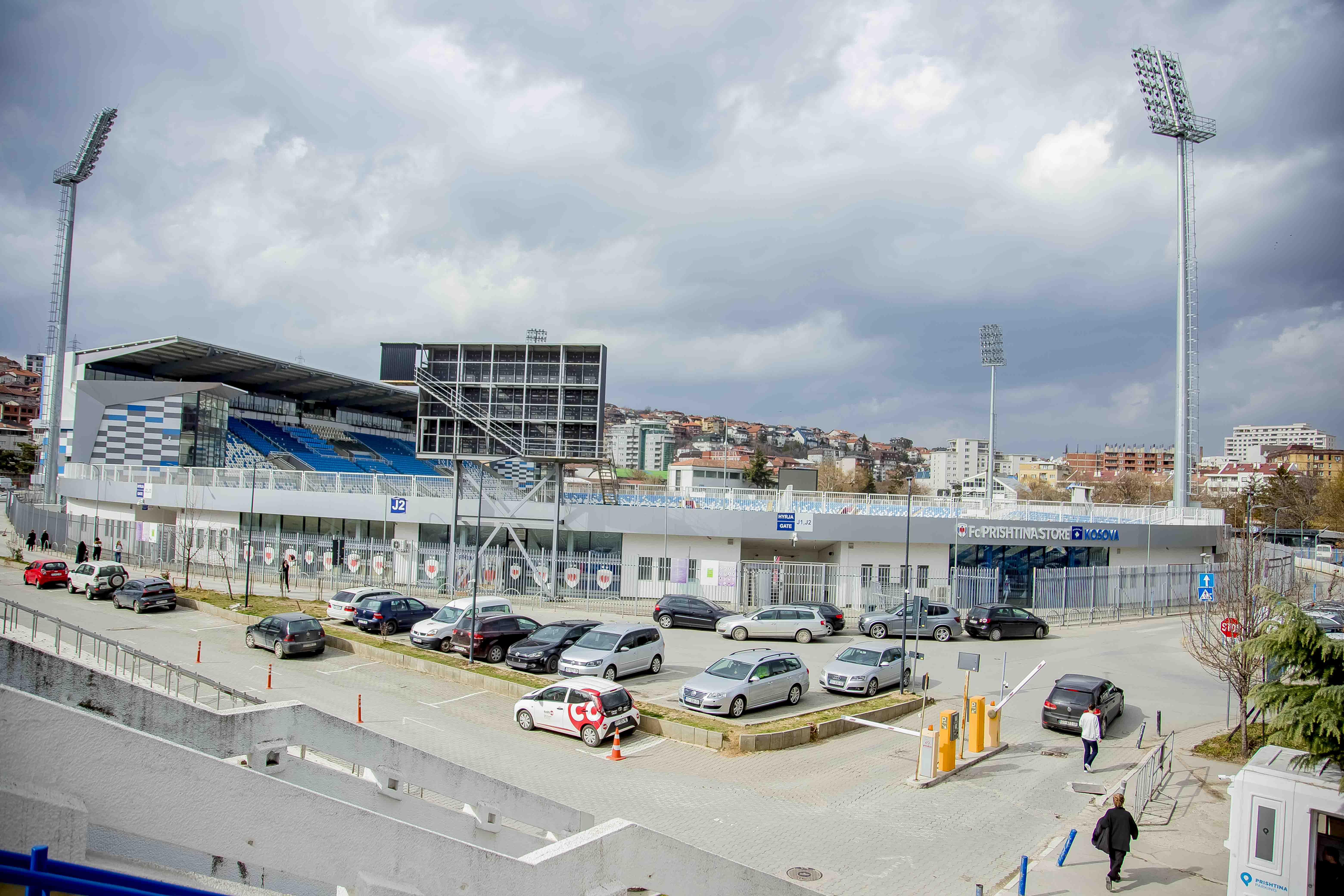 Iyi ni Stade ikiniramo ikipe ya FC Prishtina, nayo yegeranye n'iyi nyubako