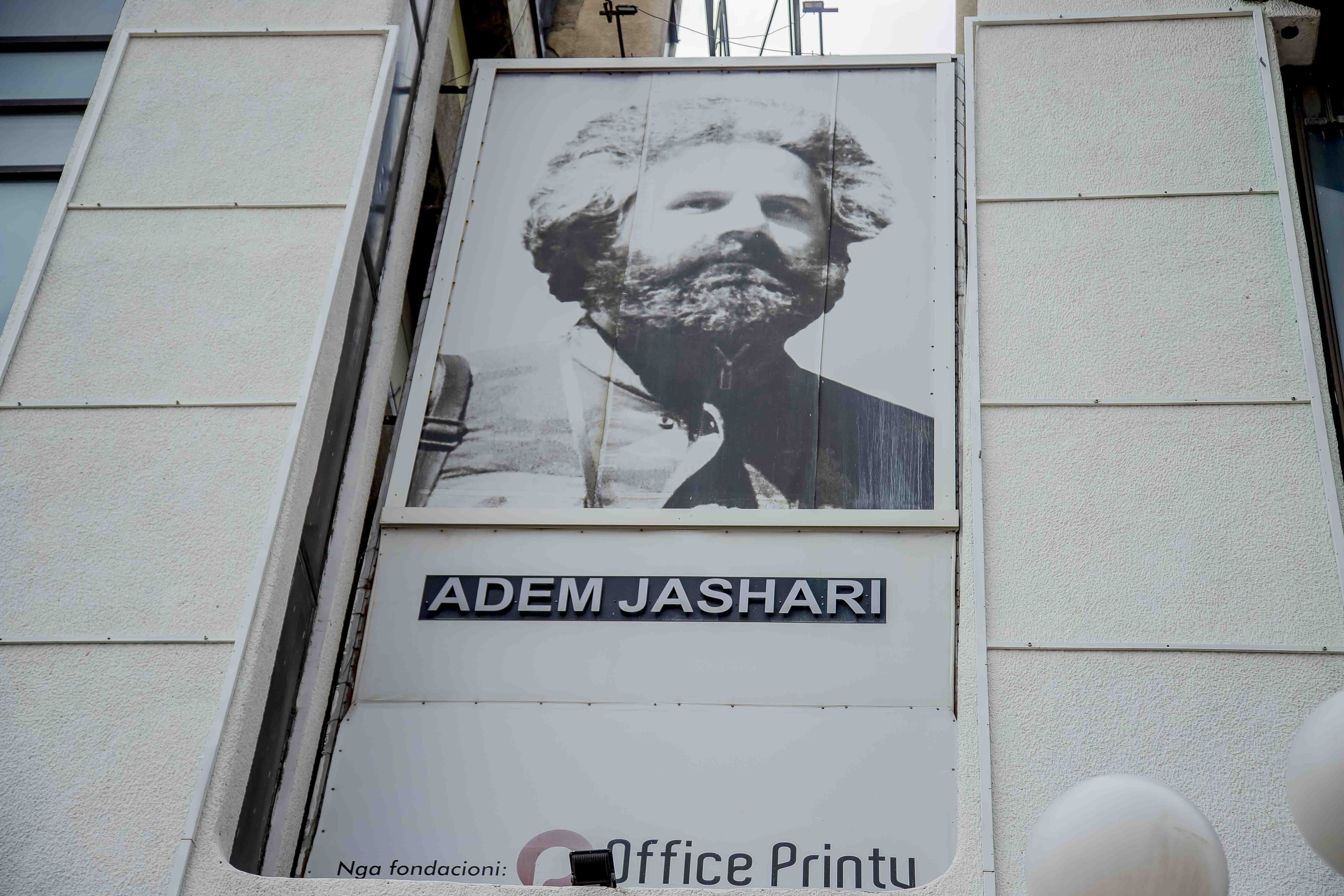 Adem Jashari ufatwa nk'intwari y'ubwigenge bwa Kosovo, amafoto ye agaragara kuri iyi nyubako