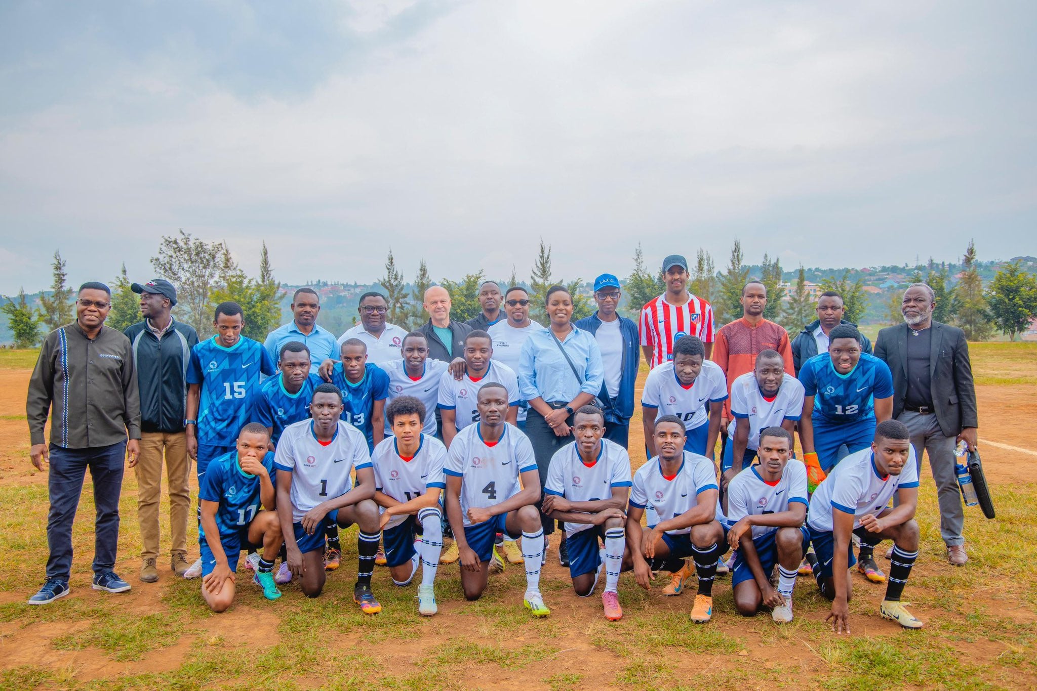 Umupira w'amaguru uri mu mikino yatangiranywe