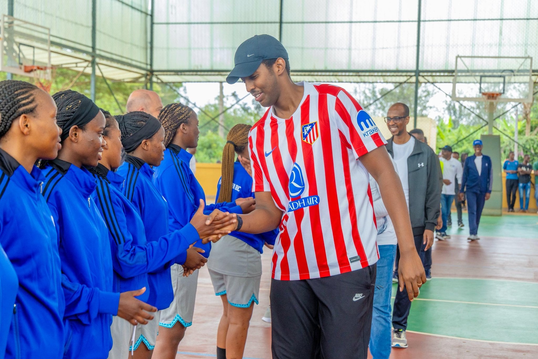 Umunyamabanga wa leta muri minisiteri ya siporo Rwego Ngarambe asuhuza amakipe ya Basketball yo muri UR na Rwanda polytechnic college yari agiye gukina