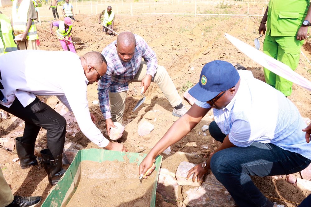 Guverineri w'Intara y'Iburasirazuba, Pudence Rubingisa n'Umuyobozi w'Akarere ka Bugesera, Mutabazi Richard ubwo batangizaga iki gikorwa