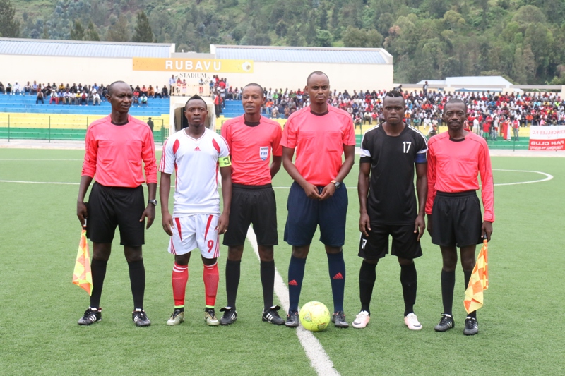 Kambale Salita Gentil (wambaye umweru), na Peter Otema (wambaye umukara), aba bombi bahoze bakinira rayon Sports ni bo bari aba kapiteni b'amakipe yombi