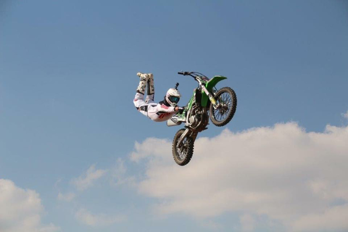 Aya mapikipiki arazamuka akajya muri metero nk