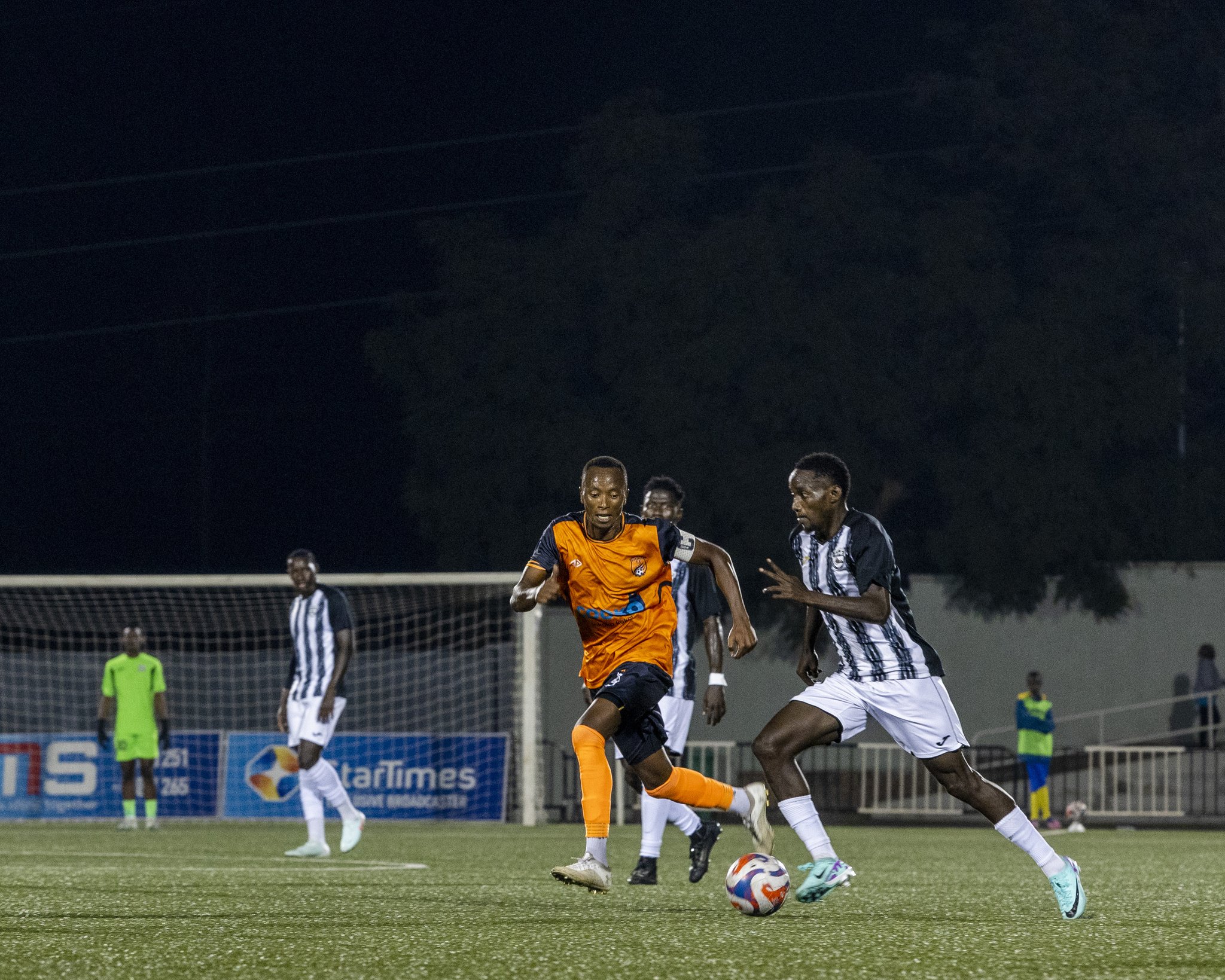 Ruboneka Jean Bosco wa APR FC ahanganye na Kaneza Augustin kapiteni wa Bugesera FC