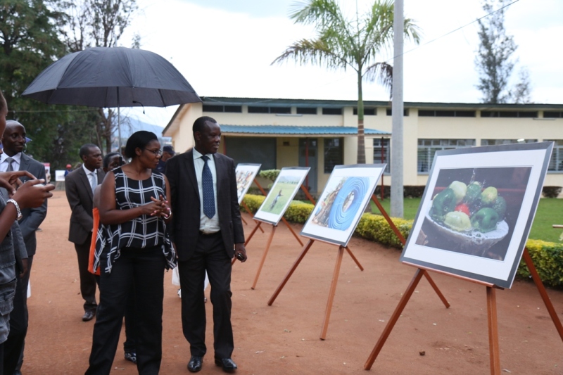 Minisitiri muri MIFOTRA amurikirwa amafoto y'abahuguwe na Kigali Today ku nkunga ya NEP