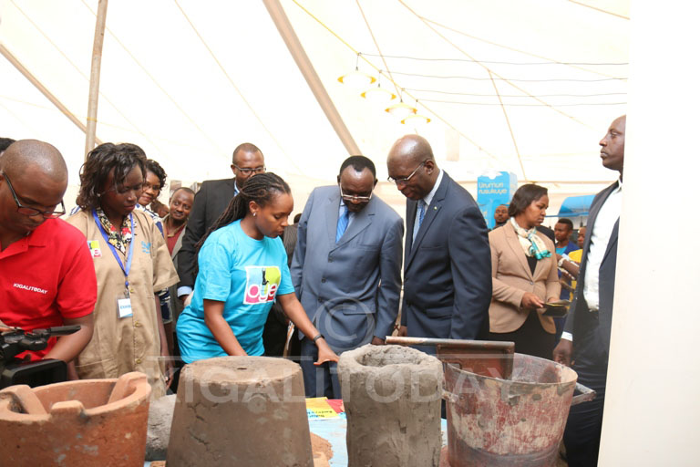 Minisitiri w'Intebe yasuye abantu batandukanye bafashijwe na NEP-Kora Wigire bamurikaga ibyo bakora 