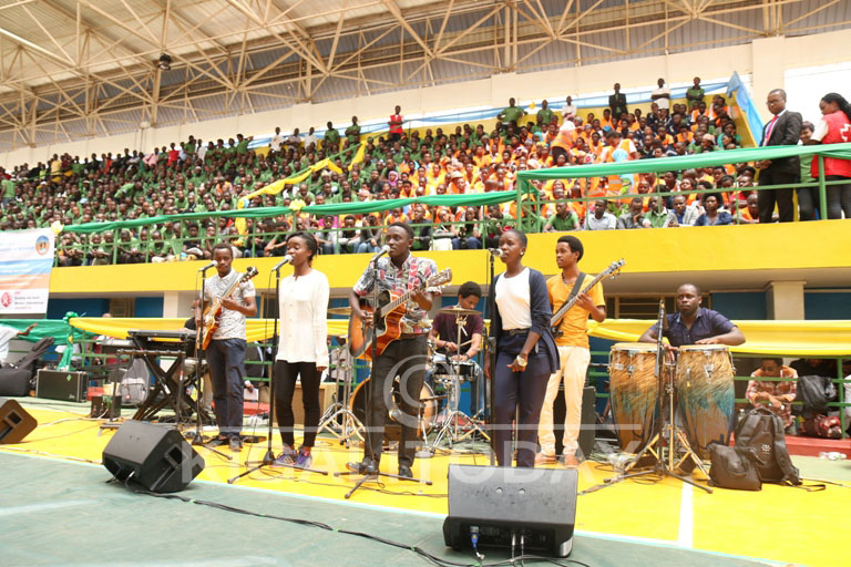 Abanyeshuri biga muzika ku Nyundo basusurukije abitabiriye uwo muhango 