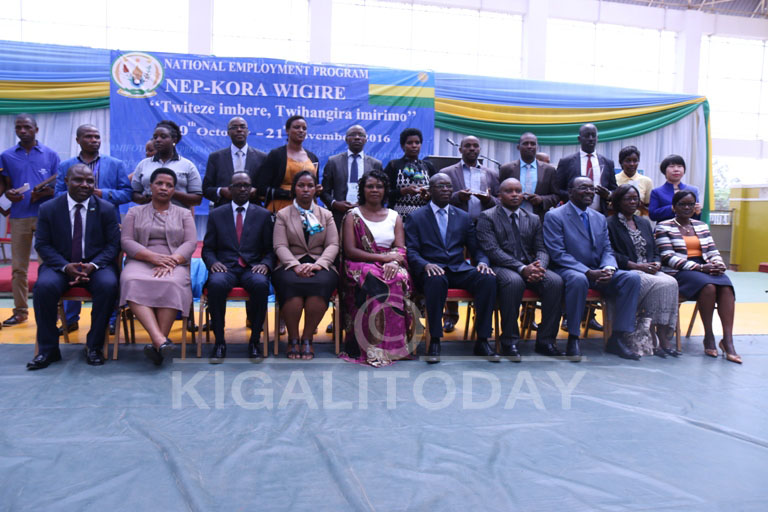 Abayobozi batandukanye n'abahawe ibihembo bafata ifoto y'urwibutso 