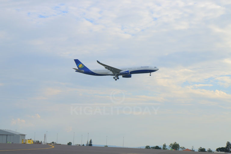  Airbus 330-300 igera ku kibuga cy