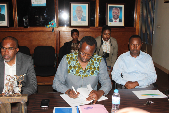 Robert Bayigamba asinya ku mpapuro z'ihererekanyabubasha