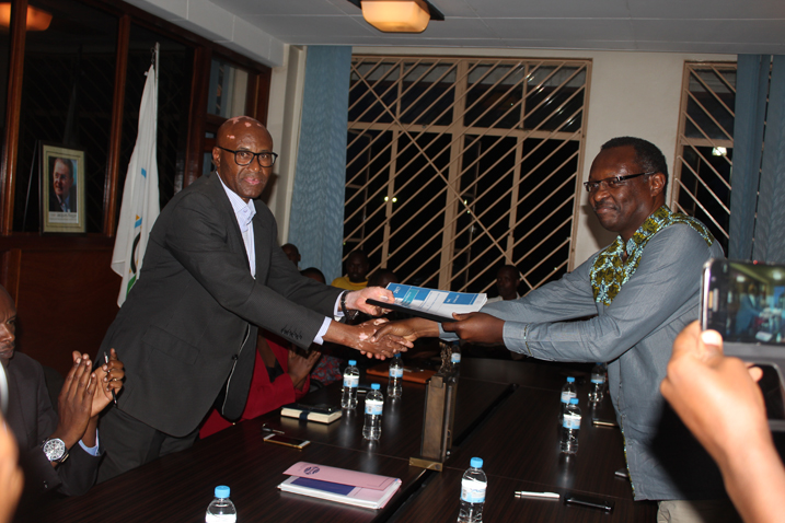 Amb.Munyabagisha ahabwa ububasha na Robert Bayigamba bwo kusa icyivi yatangiye