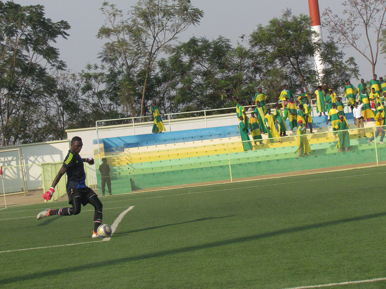 Umunyezamu Muhawenayo Gad w'Amagaju wari wabanjemo atera umupira