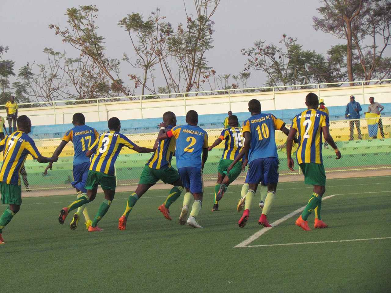 Umupira wakinirwaga mu rubuga rw'amahina iminota myinshi