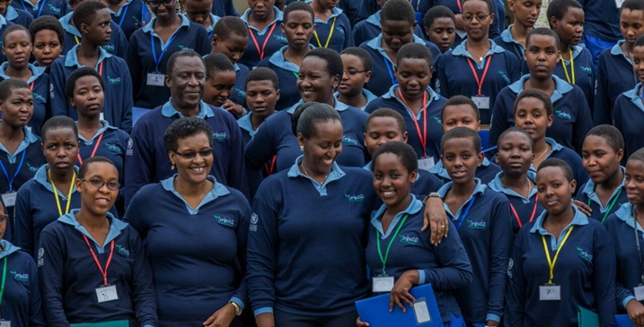 Madame Jeannette Kagame yafashe ubwanya wo gusabana n'abana Imbuto Foundation ifasha.