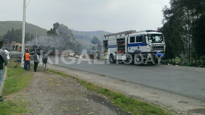 Polisi yatabaye iba ariyo ihosha iyo nkongi yari yafunze umuhanda mu gihe cy'amasaha agera kuri abiri.